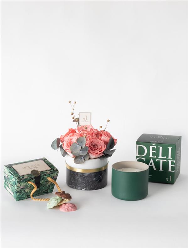 Alice, Delicate Candle (İncir ve Gül Kokulu Vegan Mum) ve Choccolart Roche Çikolata