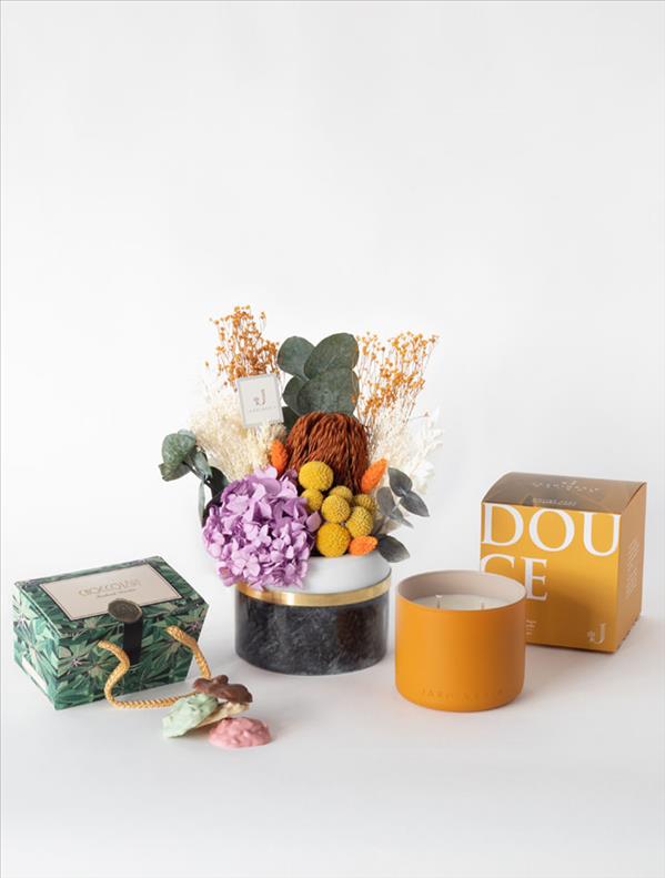 Beauté, Douce Candle (Bal ve Portakal Çiçeği Kokulu) ve Choccolart Roche Çikolata Hediye Seti